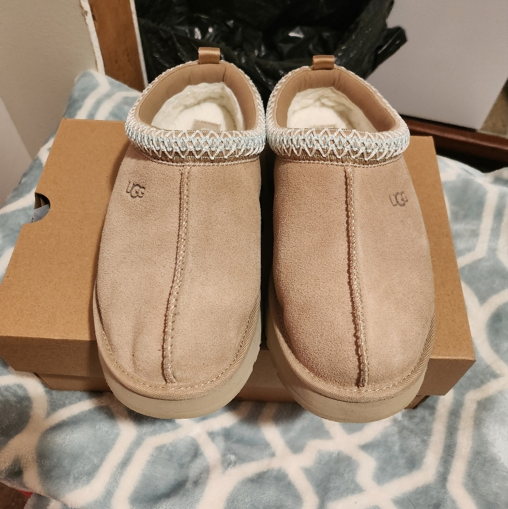 NIB Kids Size 5 which equals Women's Size 6.5 Color Sand